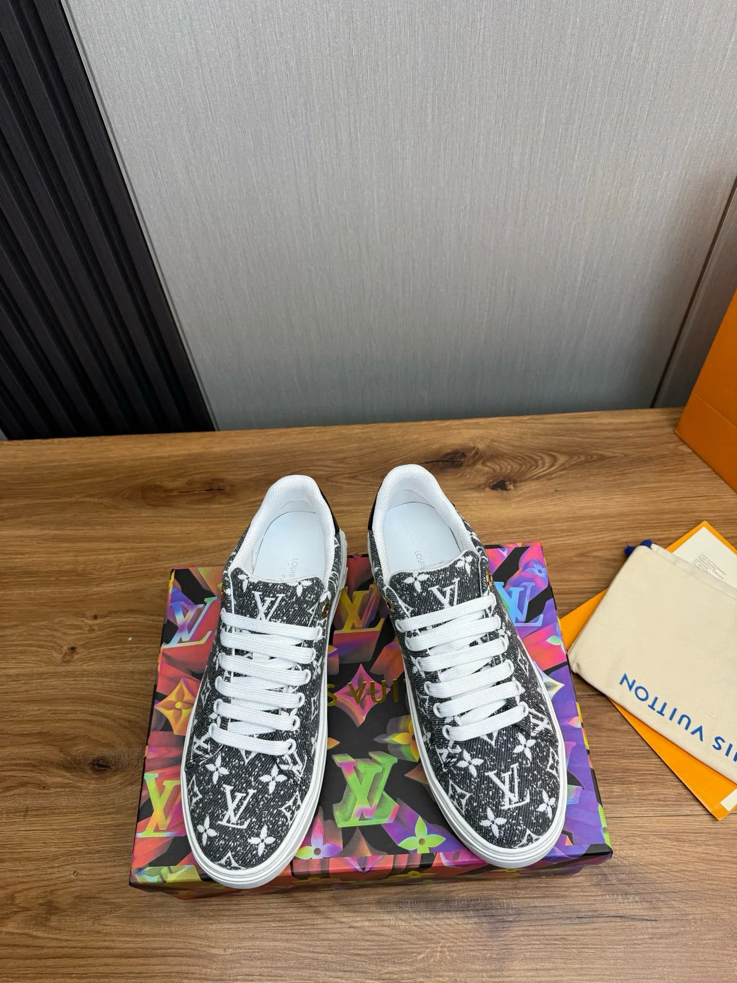 Factory price: 520💰LOUIS VUITTON [Louis VUITTON] The new trendy Lv is on the market🎁, casual and fashionable men's shoes👟The upper is made of imported original fabric + cowhide mesh lining, the original wear-resistant rubber outsole, the version is simple and elegant, exclusive for trendy men. Code number: 38-44, customized 45, 46
